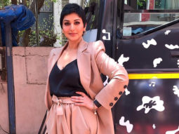 Sonali Bendre looks ethereal as she makes her first TV appearance post her cancer treatment
