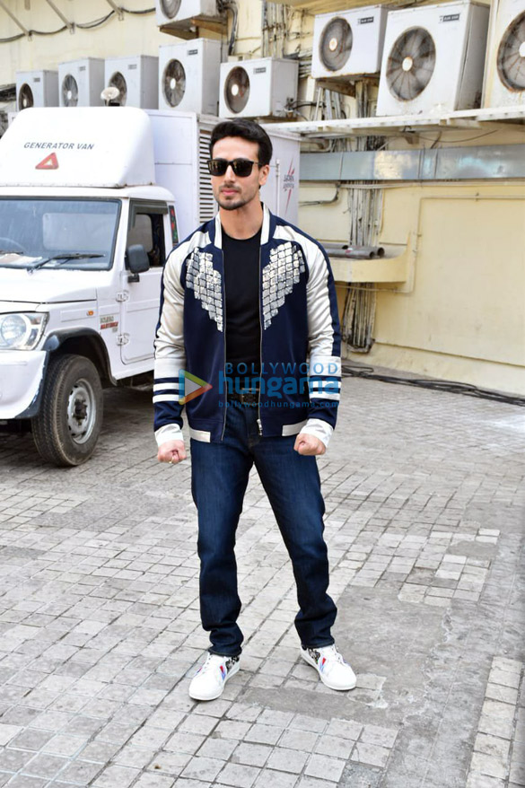 tiger shroff ananya pandey and tara sutaria grace the trailer launch of the film student of the year 2 1