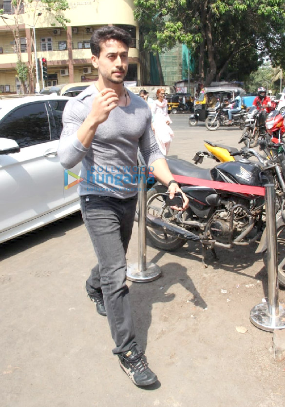tiger shroff and disha patani snapped at bastian in bandra 3 2