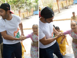 Lok Sabha Elections 2019: This sweet gesture of Varun Dhawan at the voting booth leaves his fans impressed