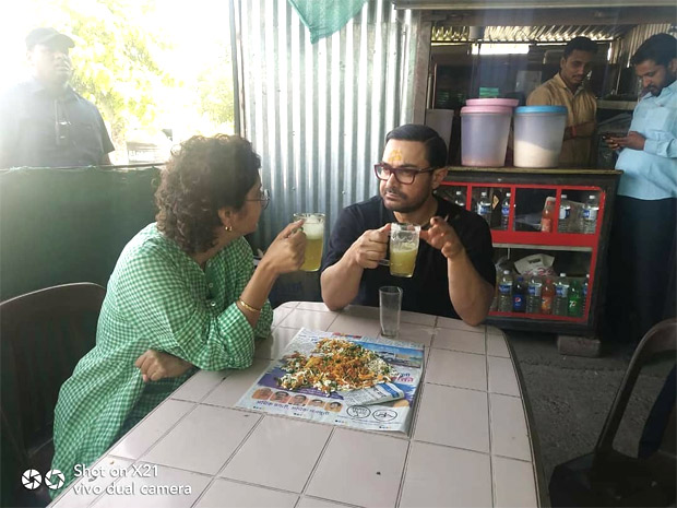 This picture of Aamir Khan and Kiran Rao enjoying street food and relishing sugarcane juice like a commoner will make you respect him even more! 