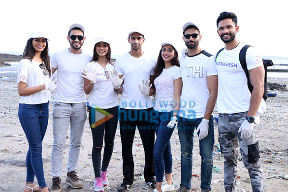 afroz shah and dia mirza snapped participating in a beach cleaning drive 5