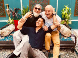 Akshay Kumar is in a happy place with Anupam Kher and Gulshan Grover
