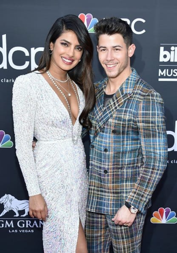 BBMAs: Priyanka Chopra steals a KISS from Nick Jonas, cheers with Sophie Turner & Danielle Jonas during Jonas Brothers’ performance 