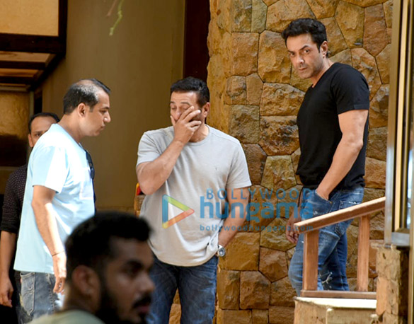 celebs attend veeru devgans funeral 2