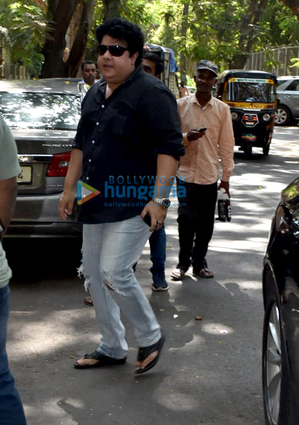 celebs attend veeru devgans funeral 3
