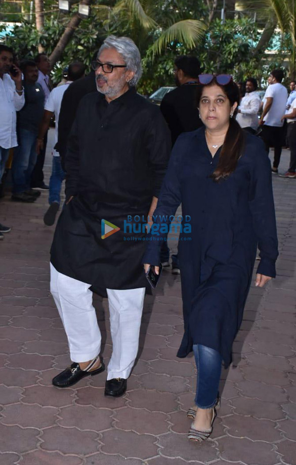celebs attend prayer meet of ajay devgns father veeru devgan 30
