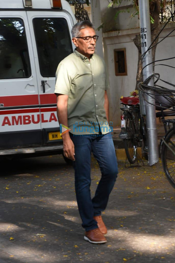 celebs snapped at ajay devgns house arriving to pay their condolence 001