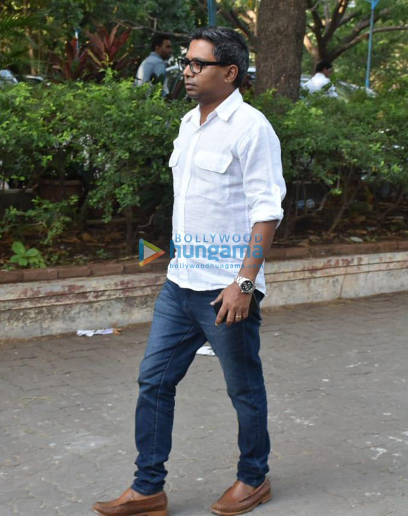 celebs snapped at ajay devgns house arriving to pay their condolence 123