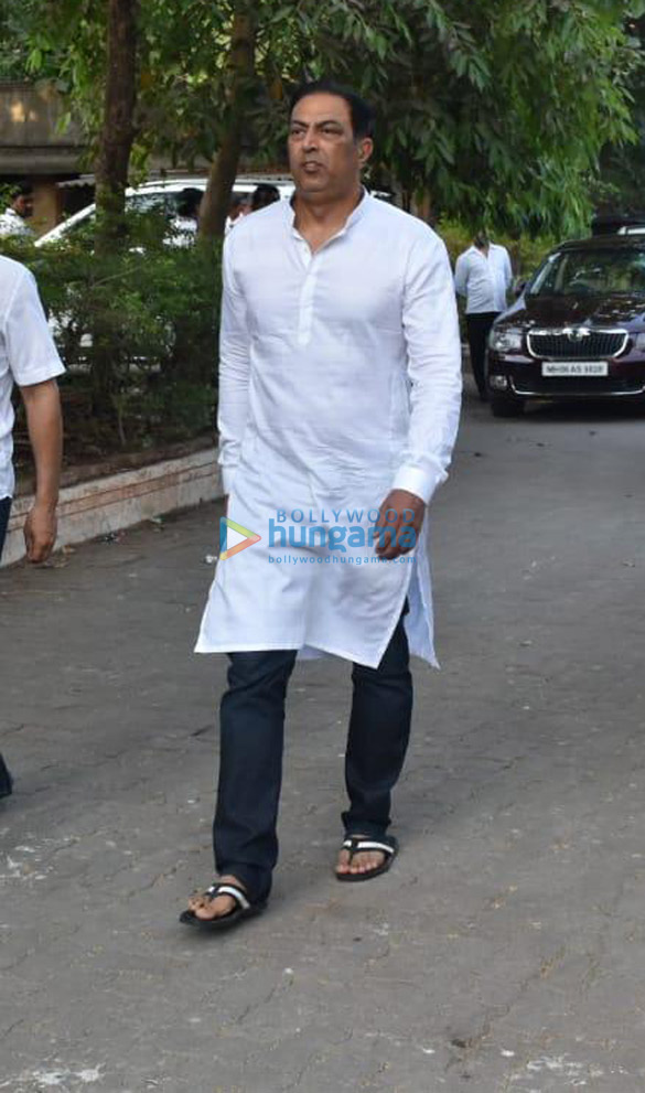 celebs snapped at ajay devgns house arriving to pay their condolence 134