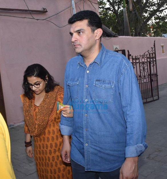 celebs snapped at ajay devgns house arriving to pay their condolence 140