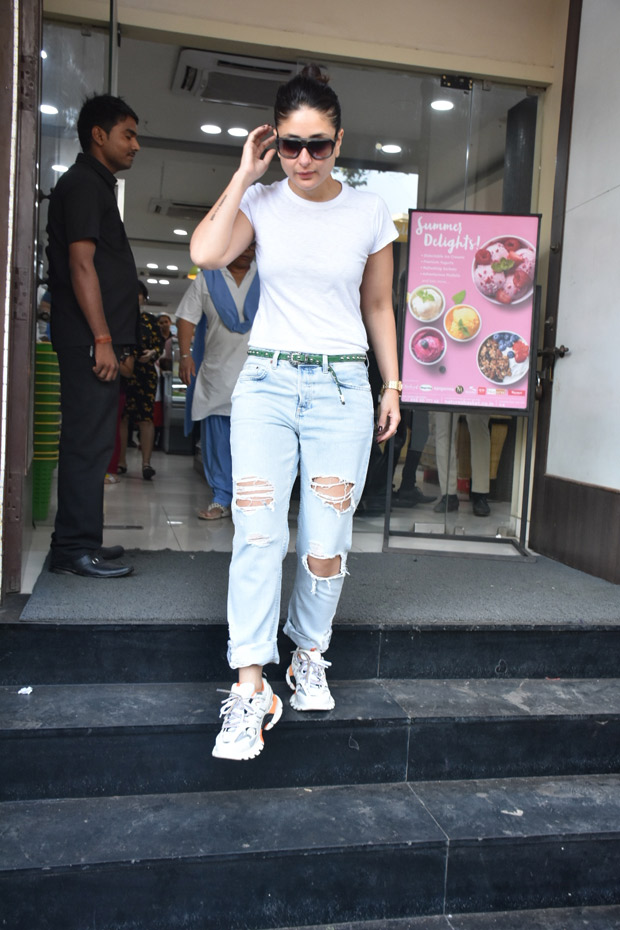 Kareena Kapoor Khan is seen flaunting tattoos and it makes us wonder if she is following her husband Saif Ali Khan’s footsteps! 