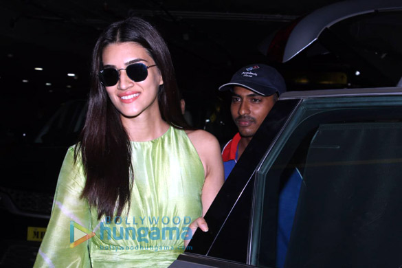 deepika padukone kriti sanon and mannara chopra snapped at the airport 5