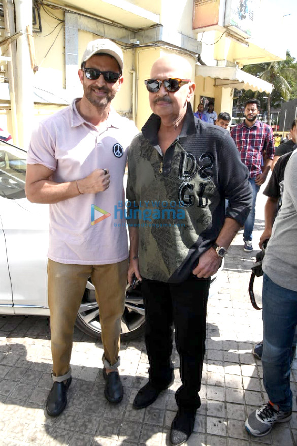 hrithik roshan snapped with family at pvr juhu 3