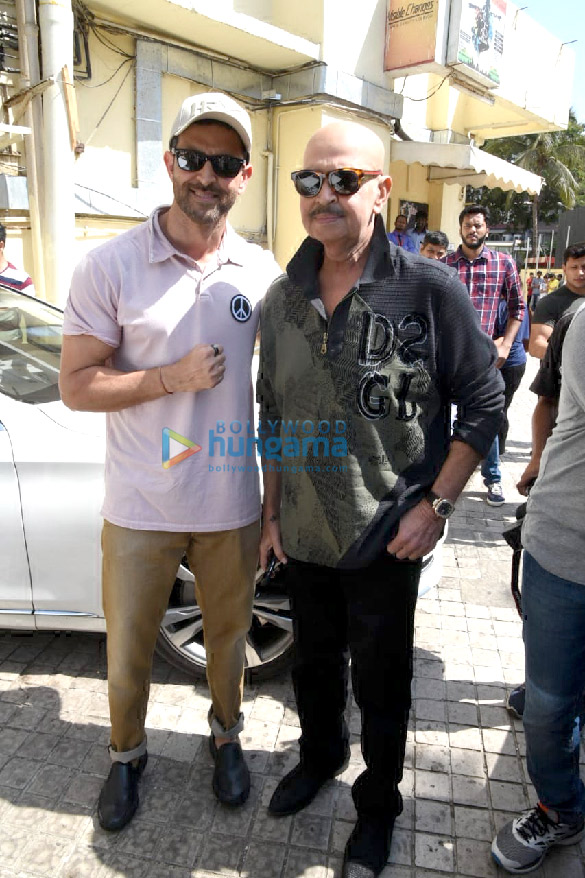 hrithik roshan snapped with family at pvr juhu 4 2
