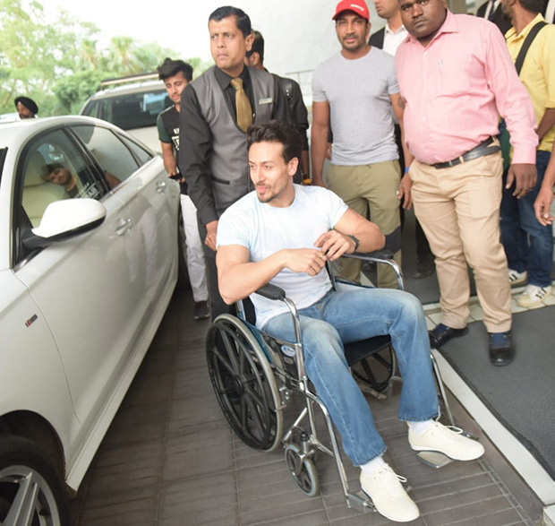 Tiger Shroff obliges fan’s requests during Student Of The Year 2 promotions despite being injured [See photos]