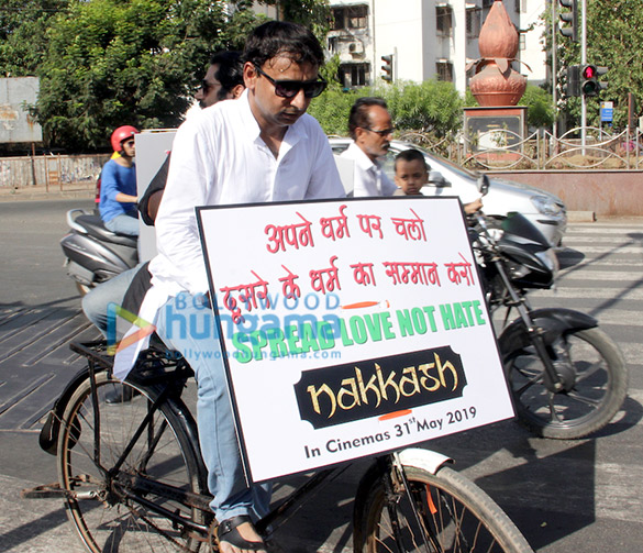 inaamulhaq sharib hashmi promote nakkash on cycle in mumbai 5