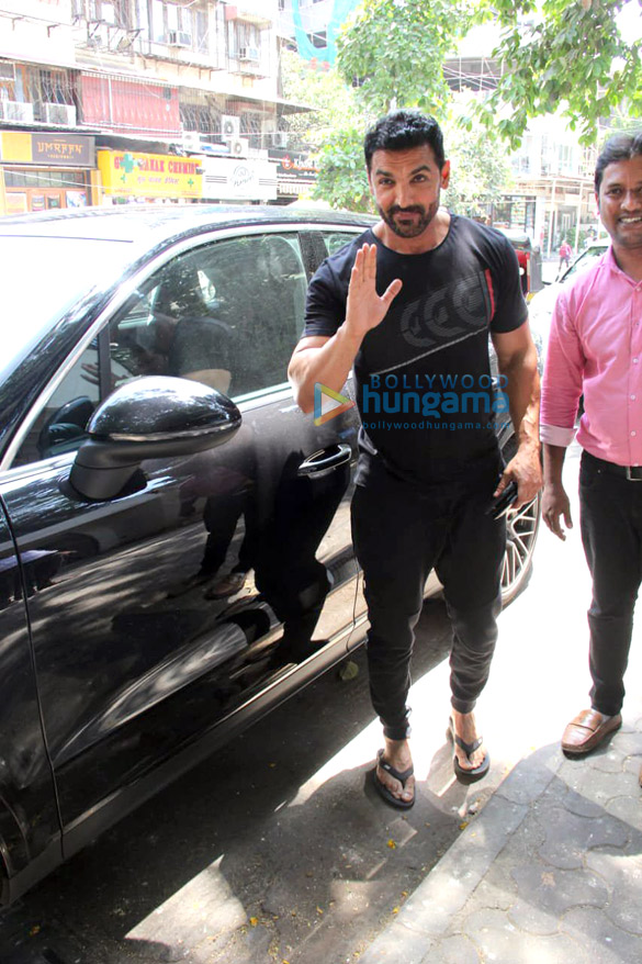 john abraham spotted at sequel in bandra 1
