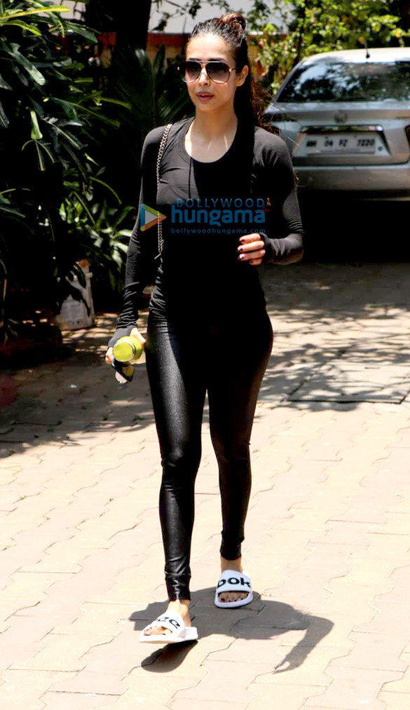 malaika arora and kareena kapoor khan snapped at diva yoga studio in bandra 2