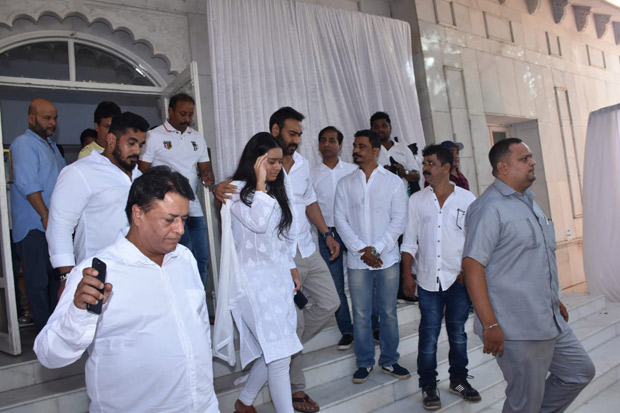 When Ajay Devgn consoled his daughter Nysa at the prayer meet of his late father Veeru Devgan
