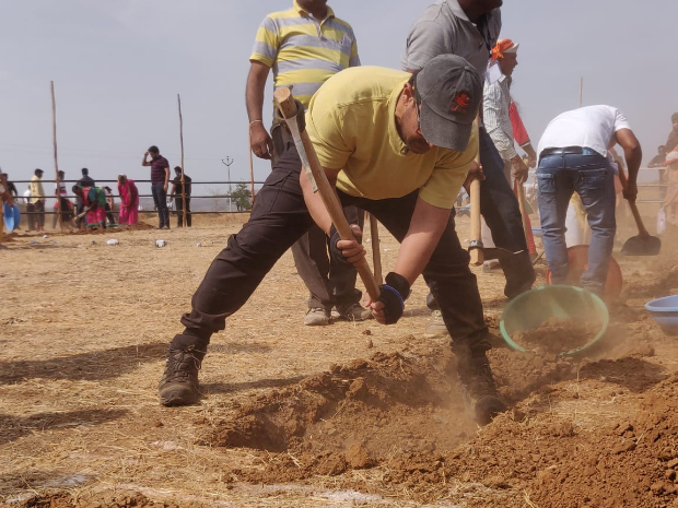 On Maharashtra Day, Aamir Khan does Shramdaan at Satara district