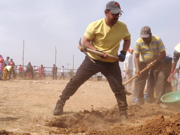 On Maharashtra Day, Aamir Khan does Shramdaan at Satara district