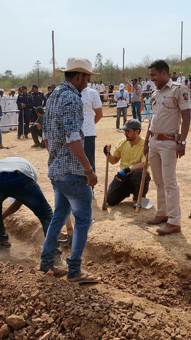 On Maharashtra Day, Aamir Khan does Shramdaan at Satara district