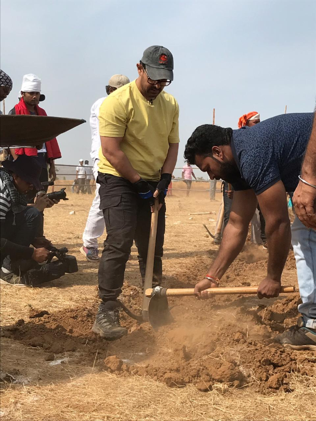 On Maharashtra Day, Aamir Khan does Shramdaan at Satara district