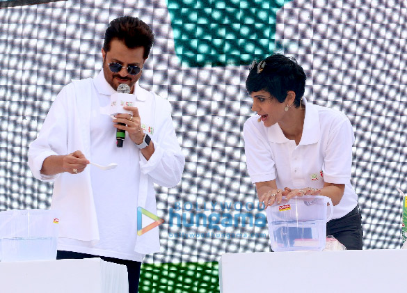 photo anil kapoor receives guinness world record certificate on behalf of ariel india 3