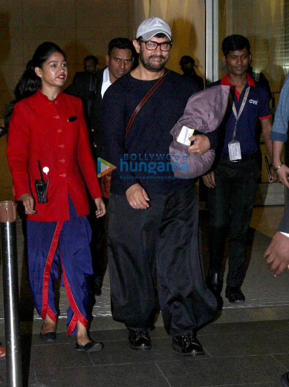 Photos: Aamir Khan, Shah Rukh Khan, Aishwarya Rai Bachchan and others snapped at the airport Photos: Aamir Khan, Shah Rukh Khan, Aishwarya Rai Bachchan and others snapped at the airport