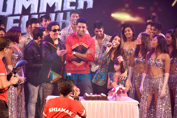 photos abhishek bachchan aishwarya rai bachchan and aaradhya bachchan snapped at shiamak davars summer funk show 1