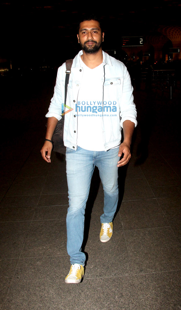 photos kareena kapoor khan saif ali khan vicky kaushal and others snapped at the airport 3