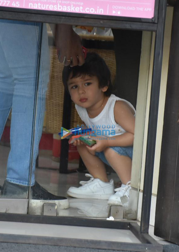 photos kareena kapoor khan and taimur ali khan spotted in bandra 3