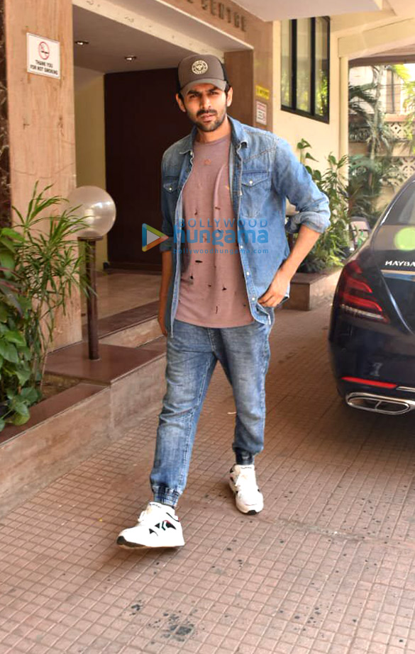 photos kartik aaryan and gurmeet choudhary spotted at the kwan office in andheri 2