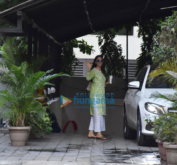 photos kiara advani spotted in andheri 1