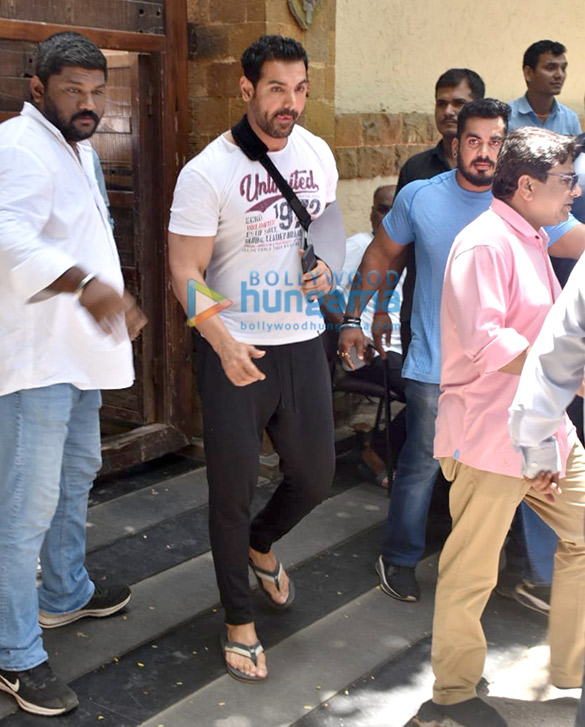 Photos: Rakesh Roshan, John Abraham and others at Ajay Devgn’s house Photos: Rakesh Roshan, John Abraham and others at Ajay Devgn’s house
