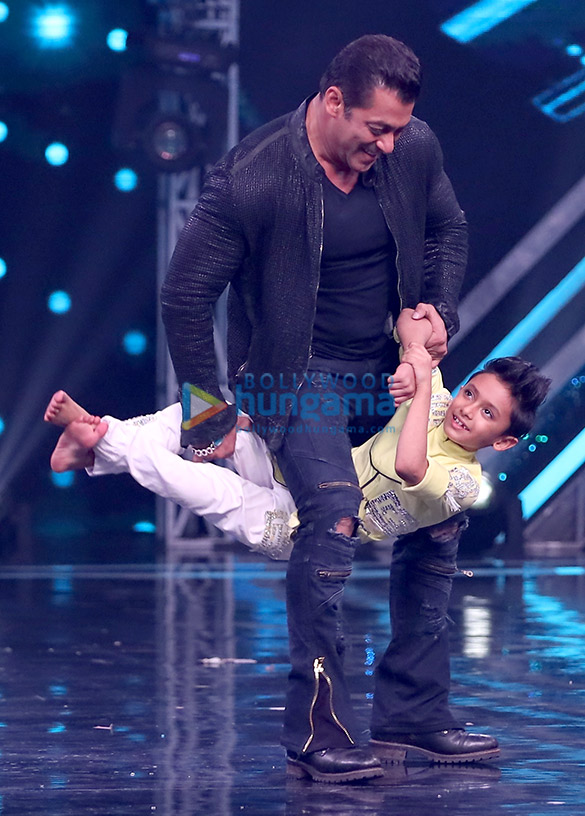 photos salman khan and katrina kaif snapped promoting bharat on the sets of super dancer chapter 3 4