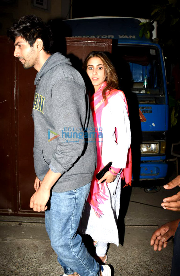 Photos: Sara Ali Khan, Kartik Aaryan and Randeep Hooda spotted post shoot in Bandra Photos: Sara Ali Khan, Kartik Aaryan and Randeep Hooda spotted post shoot in Bandra