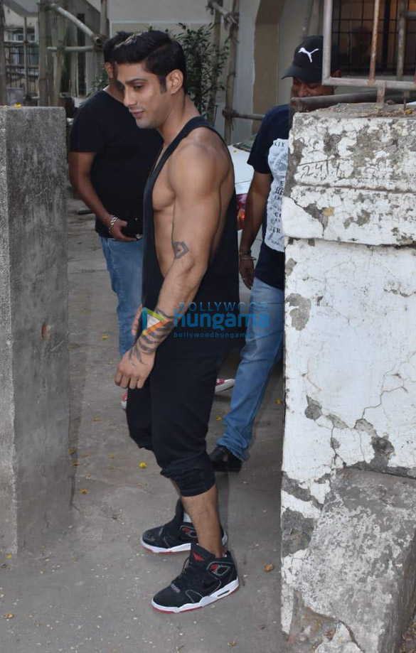 prateik babbar and sussanne khan spotted at kromakay salon in juhu 3