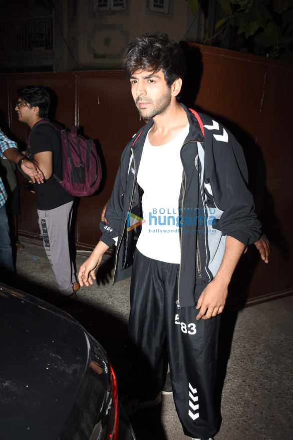 sara ali khan kartik aaryan and imtiaz ali spotted after a movie shoot of love aaj kal 2 in bandra 4