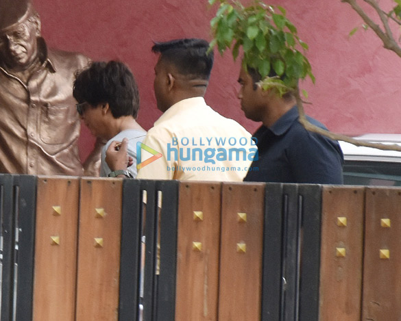 Photos: Shah Rukh Khan spotted in Andheri Photos: Shah Rukh Khan spotted in Andheri