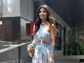 Shilpa Shetty and Shamita Shetty snapped with her mom at Juhu PVR