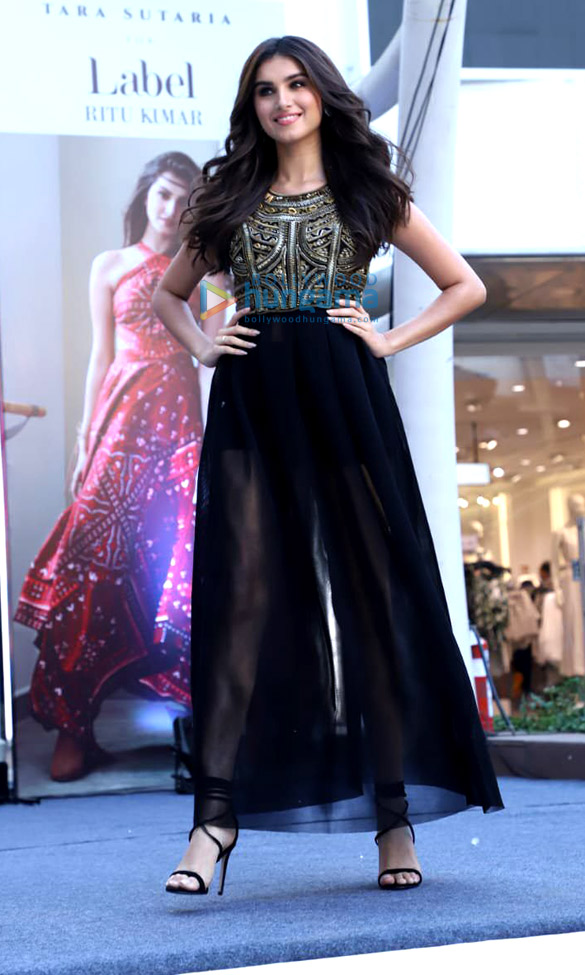 tara sutaria walks the ramp as the face of the ritu kumar label of spring summer 2019 collection 3