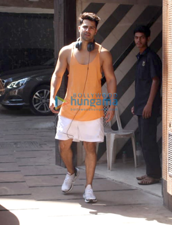 varun dhawan spotted at the gym in juhu 2 5
