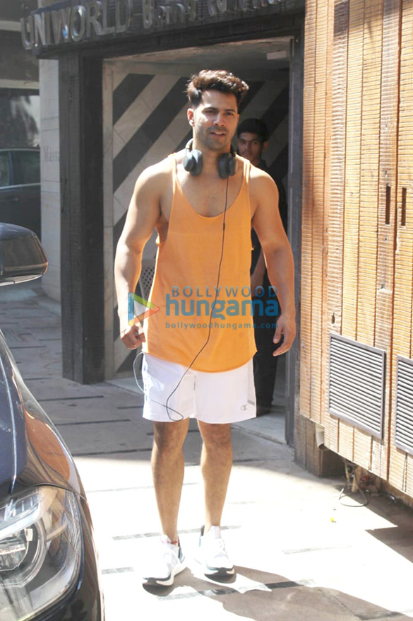 varun dhawan spotted at the gym in juhu 3 5