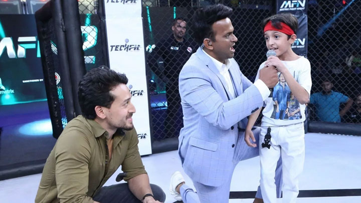 ADORABLE: Tiger Shroff’s faceoff with a young fan at MFN2 night in Delhi | Jackie Shroff ADORABLE: Tiger Shroff’s faceoff with a young fan at MFN2 night in Delhi | Jackie Shroff