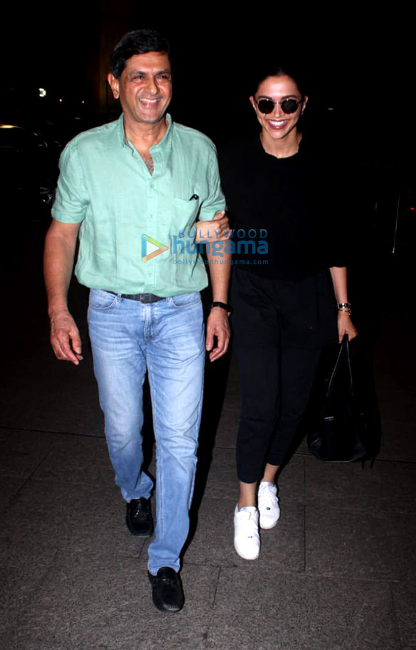 deepika padukone snapped at the airport 2 7