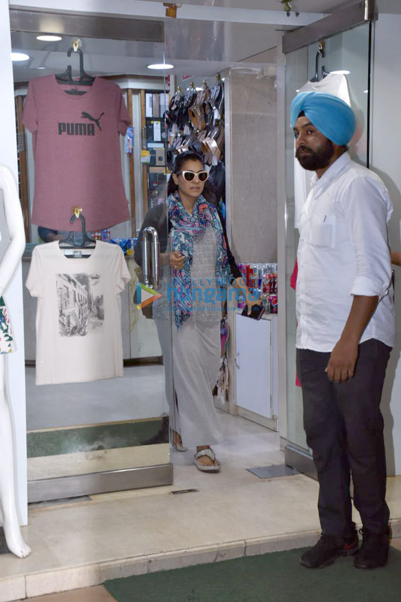 kajol snapped at a store in juhu 6