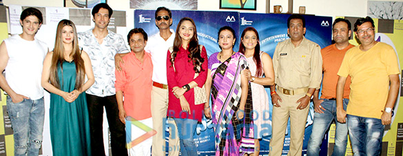 madhoo kainaat arora rajniesh duggal rajpal yadav vijay raaz ekta jain yasmeen khan snapped on location shooting for khalli balli 1