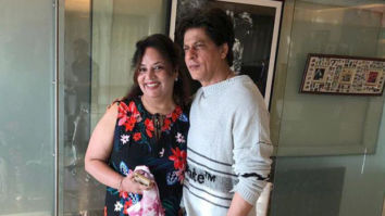 PHOTOS: Shah Rukh Khan invites his fan on her 50th birthday at Mannat